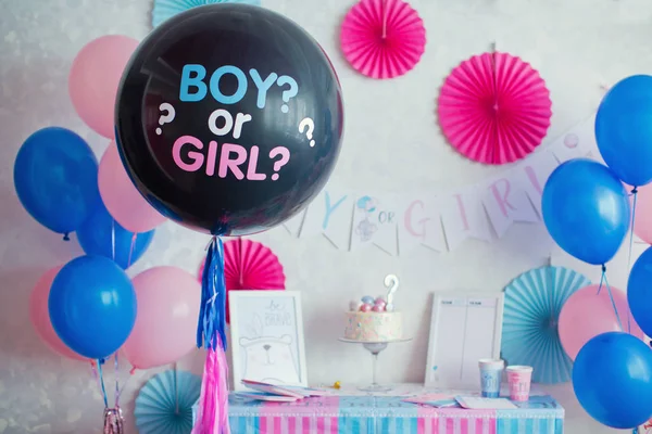 Fiesta de género, fondo de pared azul y rosa, Objeto de niño o niña en la pared y mesa de fiesta de cerca con pastel y plato azul y rosa, tenedor y servilletas —  Fotos de Stock