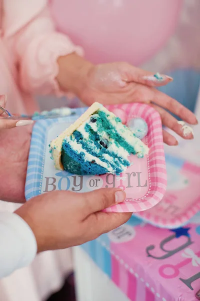 "Мальчик или девочка "торт и различные угощения для гендерного выявления партии — стоковое фото