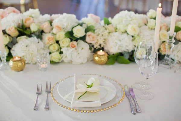 Hermosa mesa con flores blancas —  Fotos de Stock