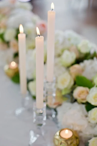 Красивые цветы композиции и свечи — стоковое фото