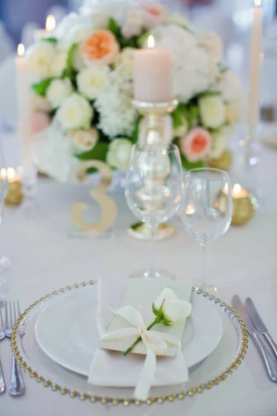 Prachtige tafel met witte bloemen — Stockfoto