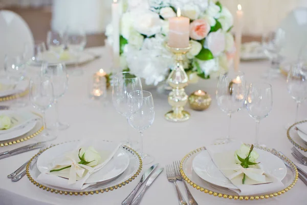 Beau décor de table avec des fleurs blanches — Photo