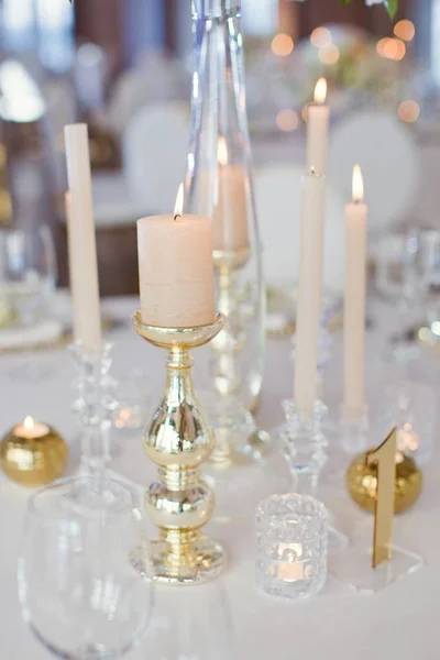 Bougeoirs dorés avec des bougies allumées. Cadre de table de luxe — Photo