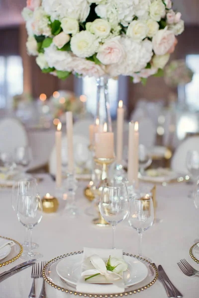 Cenário de mesa bonita com flores brancas — Fotografia de Stock