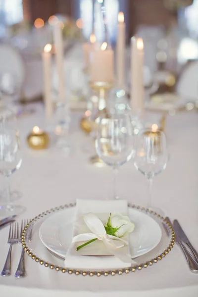 Gyönyörű asztal beállítás fehér virágokkal — Stock Fotó