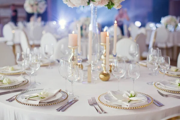 Beau décor de table avec des fleurs blanches — Photo