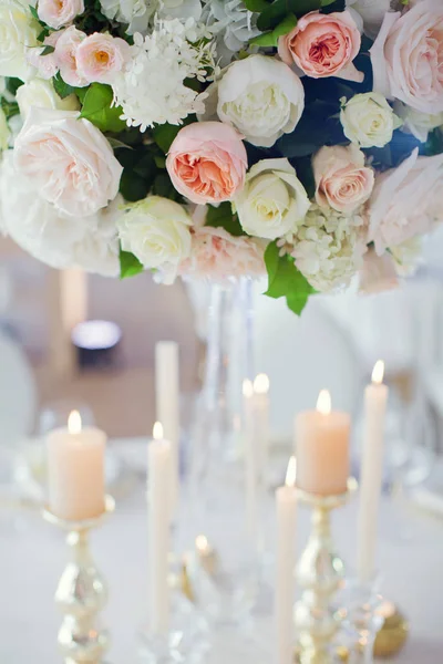 Hermosas flores composiciones y velas — Foto de Stock