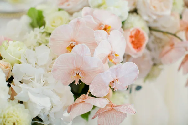 Composição bela flor com flores brancas e rosa — Fotografia de Stock