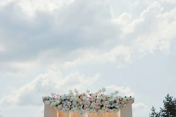 雲と結婚式のアーチと空 — ストック写真