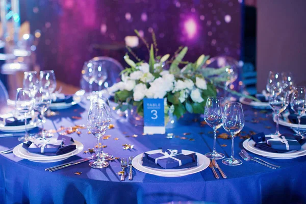 Beau décor de table avec des fleurs blanches et vertes. Décorations de mariage thème espace — Photo