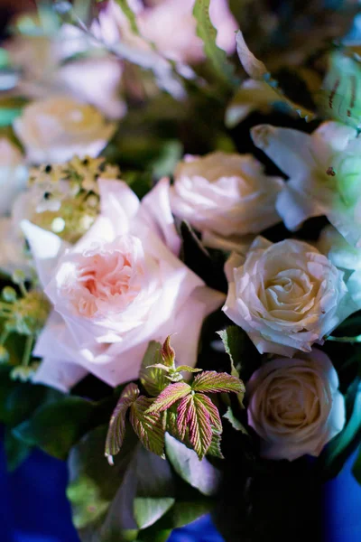 Composição bela flor com flores brancas e verdes e confete — Fotografia de Stock