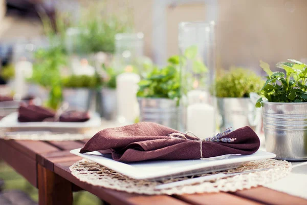 Definição de mesa em estilo rústico com ervas, maçãs e napki marrom — Fotografia de Stock