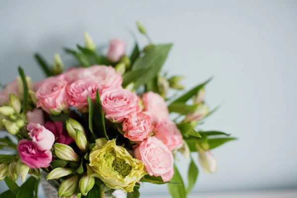 Buquê Brilhante Com Rosas Eustoma Alstroemeria Vaso Branco Buquê Fundo — Fotografia de Stock