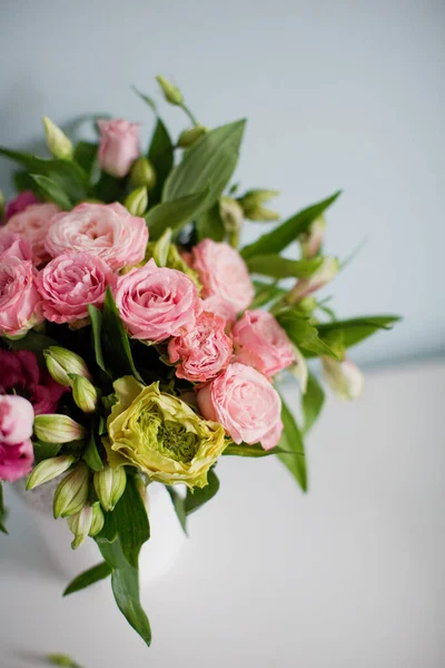 Ramo Brillante Con Rosas Eustoma Alstroemeria Jarrón Blanco Ramo Sobre — Foto de Stock