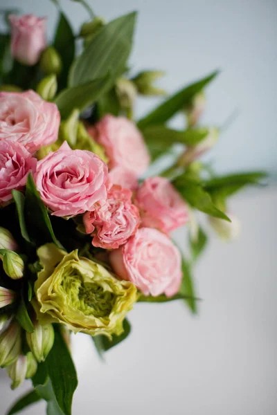 Luminoso Bouquet Con Rose Eustoma Alstroemeria Vaso Bianco Bouquet Morbido — Foto Stock