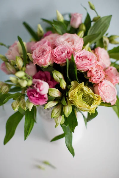 Buquê Brilhante Com Rosas Eustoma Alstroemeria Vaso Branco Buquê Fundo — Fotografia de Stock