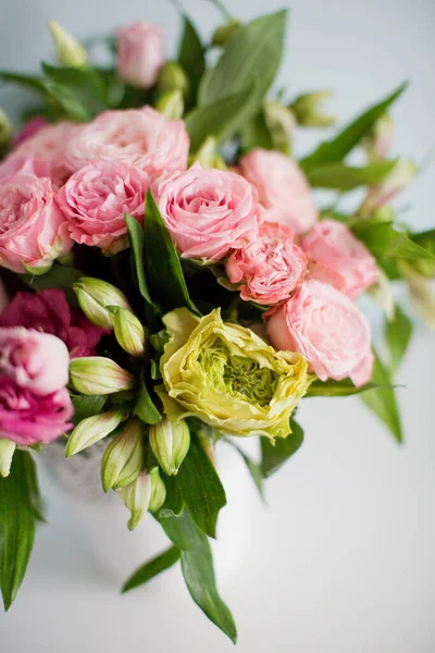 Buquê Brilhante Com Rosas Eustoma Alstroemeria Vaso Branco Buquê Fundo — Fotografia de Stock