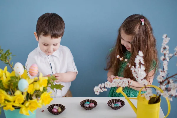 Bambino Ragazzo Ragazza Giocano Con Uova Pasqua Decorazioni Pasquali Primaverili — Foto Stock