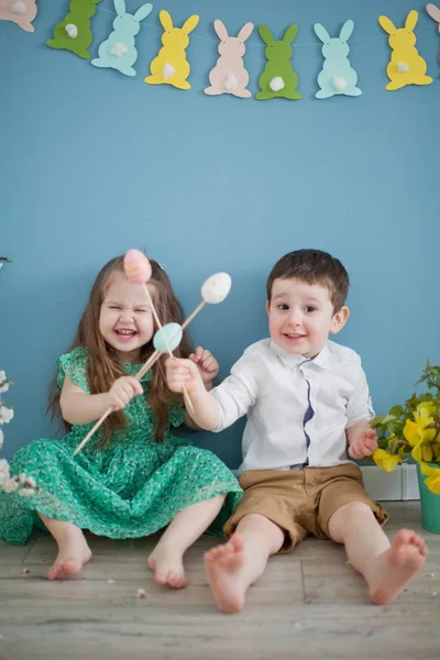 Toddler Boy Girl Play Easter Decorations Spring Colorful Decorations Bunny — Stock Photo, Image