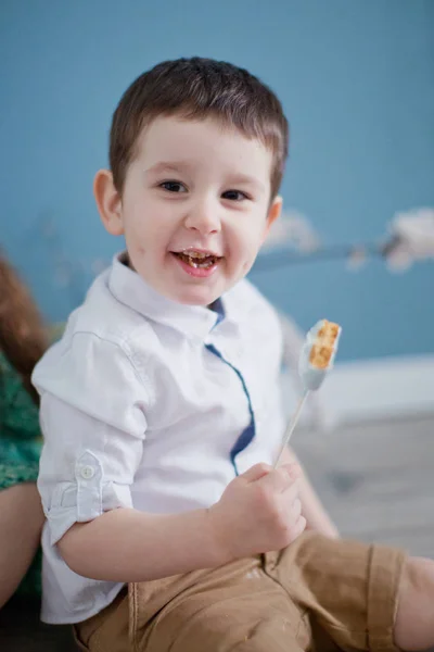 Mały Biały Chłopiec Niebieskim Ciasteczkiem Chłopiec Pobliżu Niebieskiej Ściany — Zdjęcie stockowe