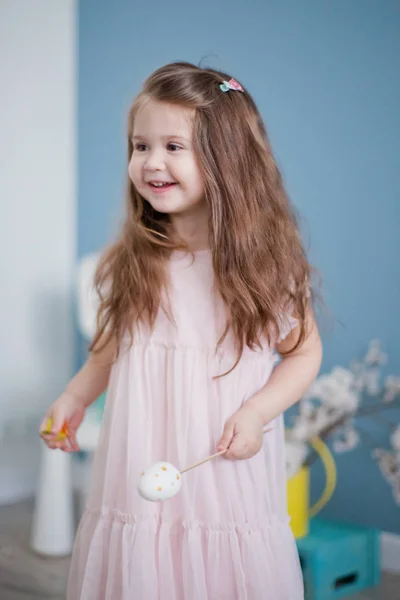 Nettes Kleines Mädchen Rosa Kleid Der Nähe Von Narzissen Und — Stockfoto