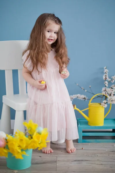 Ładny Maluch Dziewczyna Różowej Sukience Pobliżu Żonkile Moreli Kwiaty Gałęzie — Zdjęcie stockowe