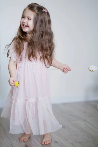 Nettes Kleinkind Mädchen Rosa Kleid Hält Ostereierschmuck Der Hand Mädchen — Stockfoto