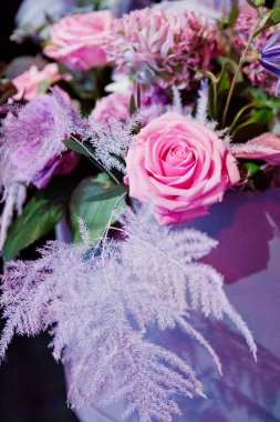 Pembe güller ve diğer çiçeklerle çiçek kompozisyonu