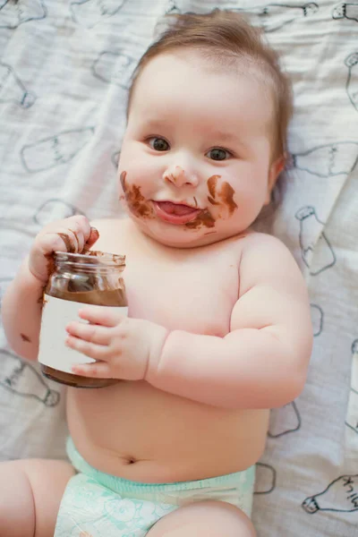 Lindo Bebé Comiendo Pasta Chocolate Cara Sucia Chocolate — Foto de Stock