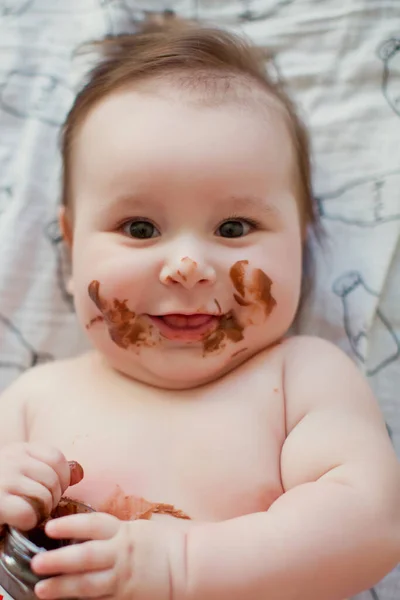 Netter Kleiner Junge Der Schokoladenpaste Isst Schmutziges Gesicht Aus Schokolade — Stockfoto
