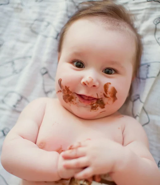 Lindo Bebé Comiendo Pasta Chocolate Cara Sucia Chocolate — Foto de Stock