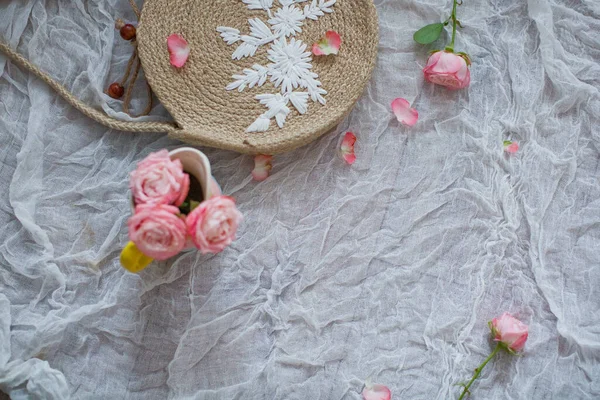 Küçük Bir Buket Pembe Gül Beyaz Dokuya Işlemeli Saman Torbası — Stok fotoğraf