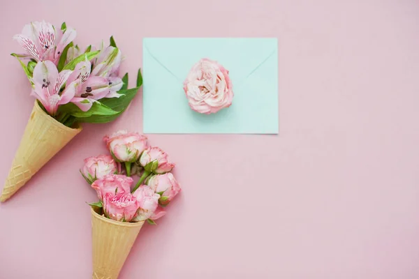 Conos Helado Con Flores Rosadas Sobre Menta Sobre Fondo Rosa —  Fotos de Stock