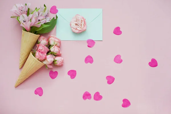 Conos Helado Con Flores Rosadas Sobre Menta Sobre Fondo Pastel —  Fotos de Stock