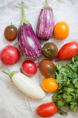 Taze çiğ patlıcan, domates ve maydanoz.