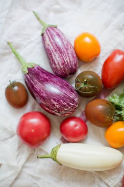 Taze çiğ patlıcan, domates ve maydanoz.