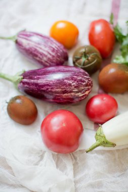 Taze çiğ patlıcan, domates ve maydanoz.