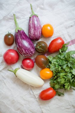 Taze çiğ patlıcan, domates ve maydanoz.