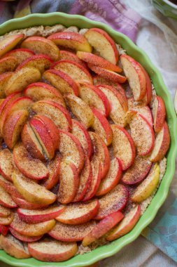 Ev yapımı lezzetli tarçınlı taze elmalı turta.