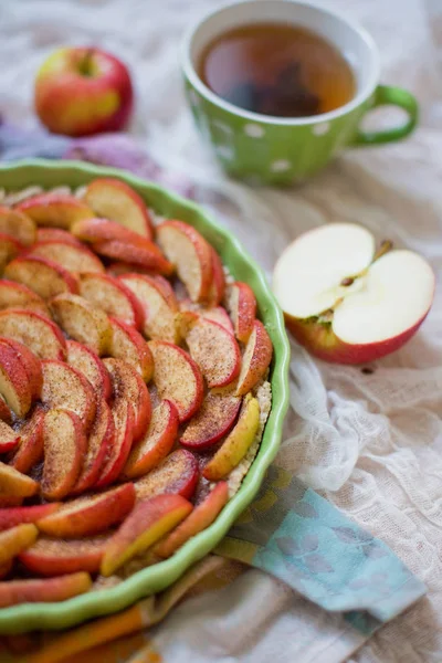 Homemade Delicious Fresh Baked Apple Pie Cup Tea Raw Apples — Stock Photo, Image