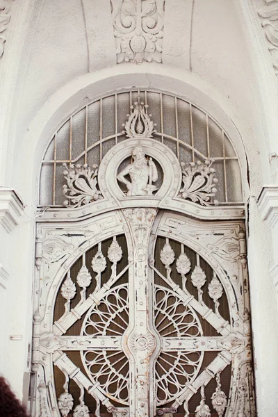 Винтажная Белая Дверь Старыми Декоративными Элементами — стоковое фото