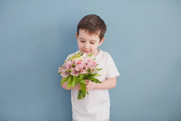 Mały Chłopiec Białej Koszulce Trzyma Bukiet Różowych Kwiatów Zabawny Dzieciak — Zdjęcie stockowe