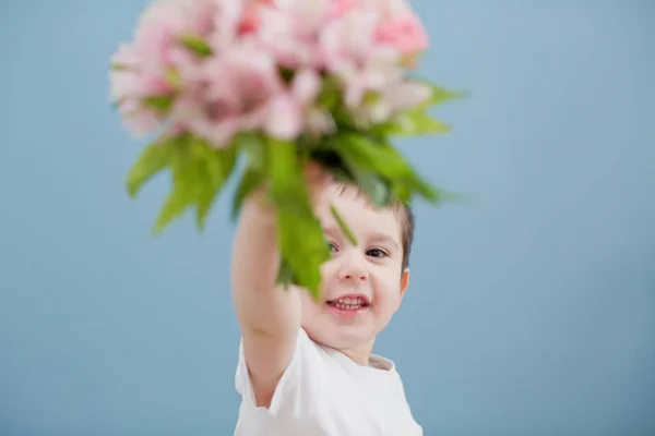 Malý Chlapec Bílém Tričku Drží Kytici Růžových Květin Vtipné Dítě — Stock fotografie