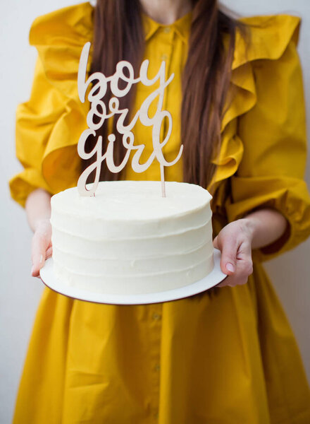 Белый торт "Мальчик или девочка" для пола с деревянной начинкой
