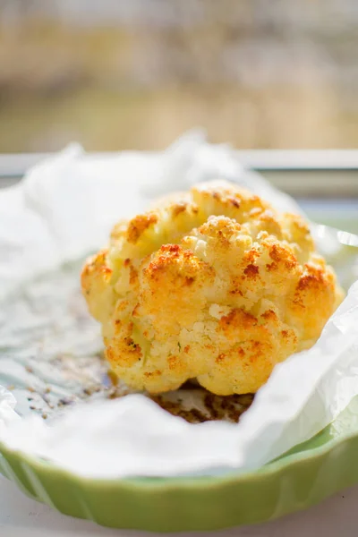 Whole Roasted Cauliflower Green Plate Vegan Dinner — Stock Photo, Image