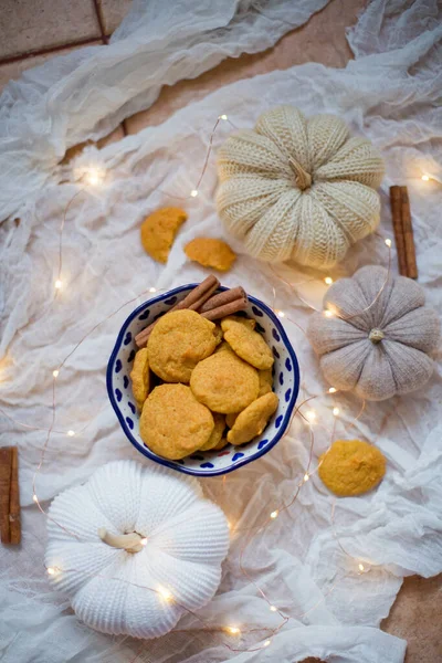 Sabrosas Galletas Calabaza Tazón Con Canela Decoraciones Calabaza Luces —  Fotos de Stock