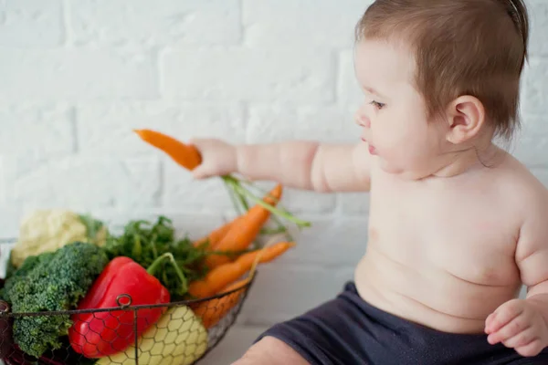 新鮮な野菜の近くに座っている小さな白人の少年 健康的な食事 金属製の籠の中の新鮮な生野菜 — ストック写真