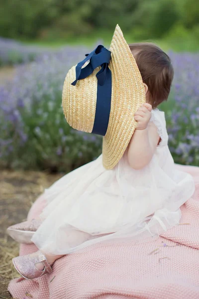 Niña Con Sombrero Campo Lavanda Flor Púrpura Lavanda — Foto de Stock