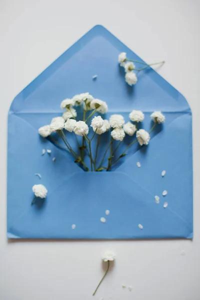 Envelope Azul Com Flores Brancas Gypsophila Dentro Deitado Plano Vista — Fotografia de Stock
