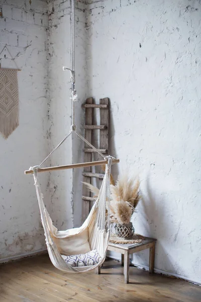 Hängande Macrame Swing Rep Loft Rum Med Vita Väggar — Stockfoto